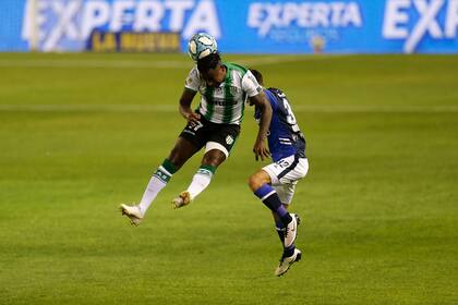 Escena de juego del partido que disputan Gimnasia y Esgrima de La Plata y Banfield