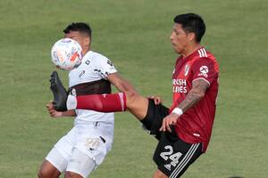 Escena de juego del partido que disputan River Plate y Platense.