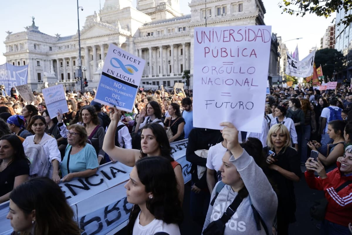 Escena de la marcha por la UBA, frente al Congreso nacional, el 23 de abril pasado; no es solo cuestión de más recursos