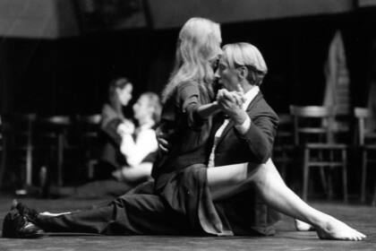 Escena de la obra "Bandoneón", que se presentó en Buenos Aires en 1994; la semana pasada, Neumann contó detalles de esta gira en las Jornadas Pina Bausch realizadas en el San Martín