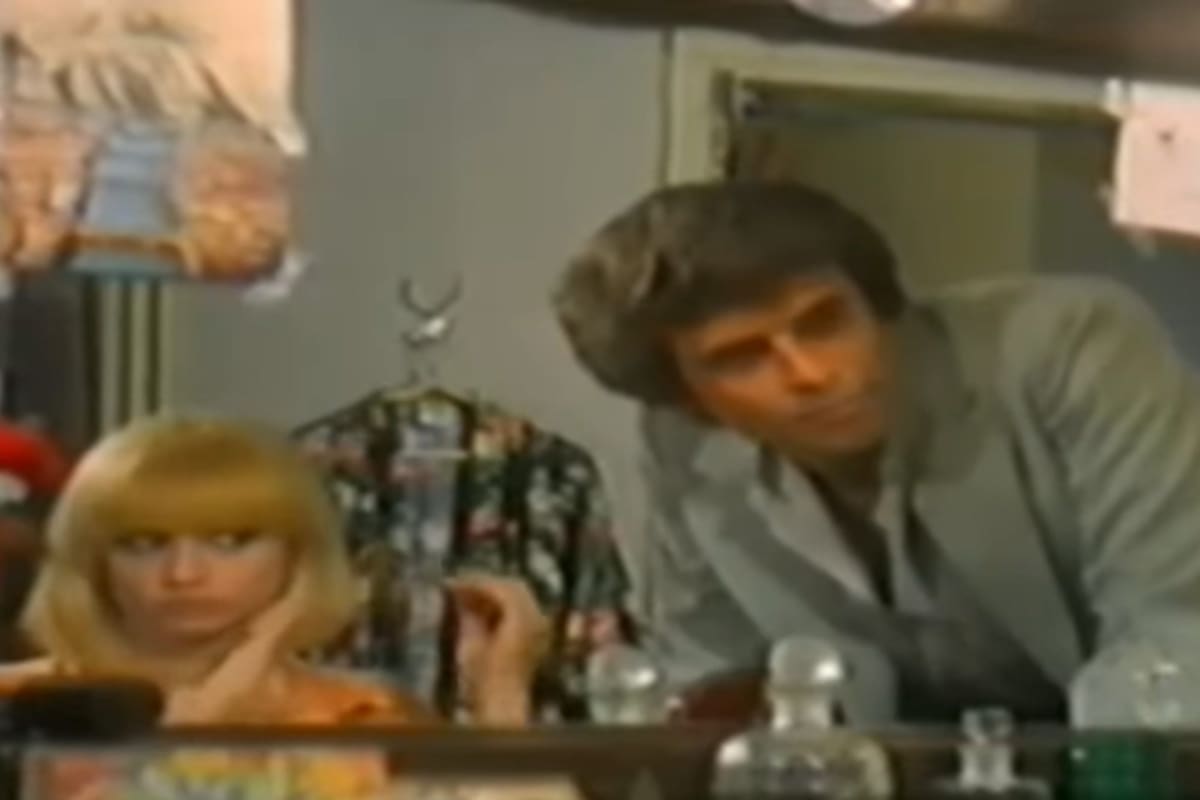 Escena de la película Bárbara en la que el personaje de Raffaella Carrá rompe con el de Jorge Martínez