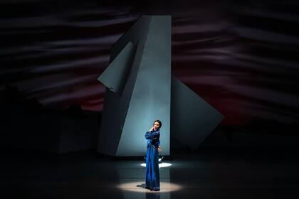 Escena de "Nijinska: secreto de la vanguardia", de la coreógrafa Avatara Ayuso, con Edymar Acevedo y el Ballet del Teatro Municipal de Santiago