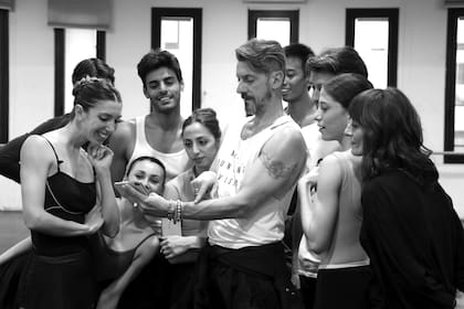 Escena de salón: en el centro, el ex étoile de la Scala Massimo Murru, actual maestro de ballet, con varios integrantes de la compañía