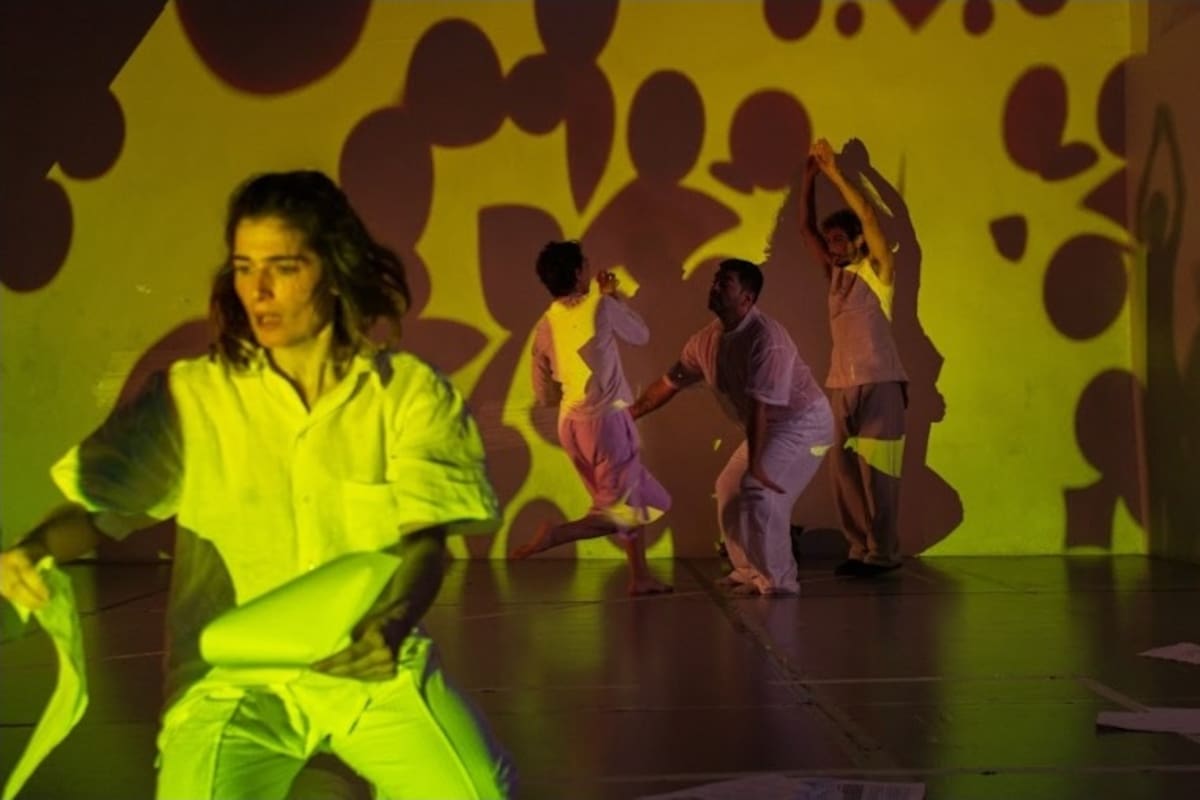 Escena de "Sudakia", de la coreórafa Mariana Bellotto y el Grupo Performático Sur, que expande las fronteras de la danza hacia la performance, con medios digitales