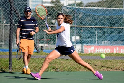 Escena de un ensayo de Julia Riera, seguida de cerca por su coach, Juan Martín Aranguren