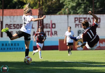 Escena de un partido femenino entre UBA y UAI Urquiza; en la entidad universitaria se dio el conflicto que, tiempo más tarde, derivaría en la profesionalización del fútbol de mujeres.