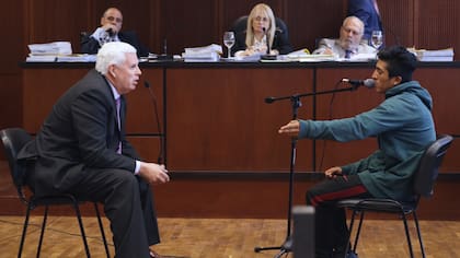Escena del careo entre el imputado José Valdivieso y Beto Cata, sobrino de Chocobar y uno de los testigos en el juicio oral y público.