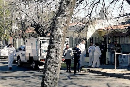 Escena del crimen. El macabro asesinato se produjo en un departamento situado en Romagosa 306, del barrio Colinas de Vélez Sarsfield, que pronto se colmó de peritos y policías.