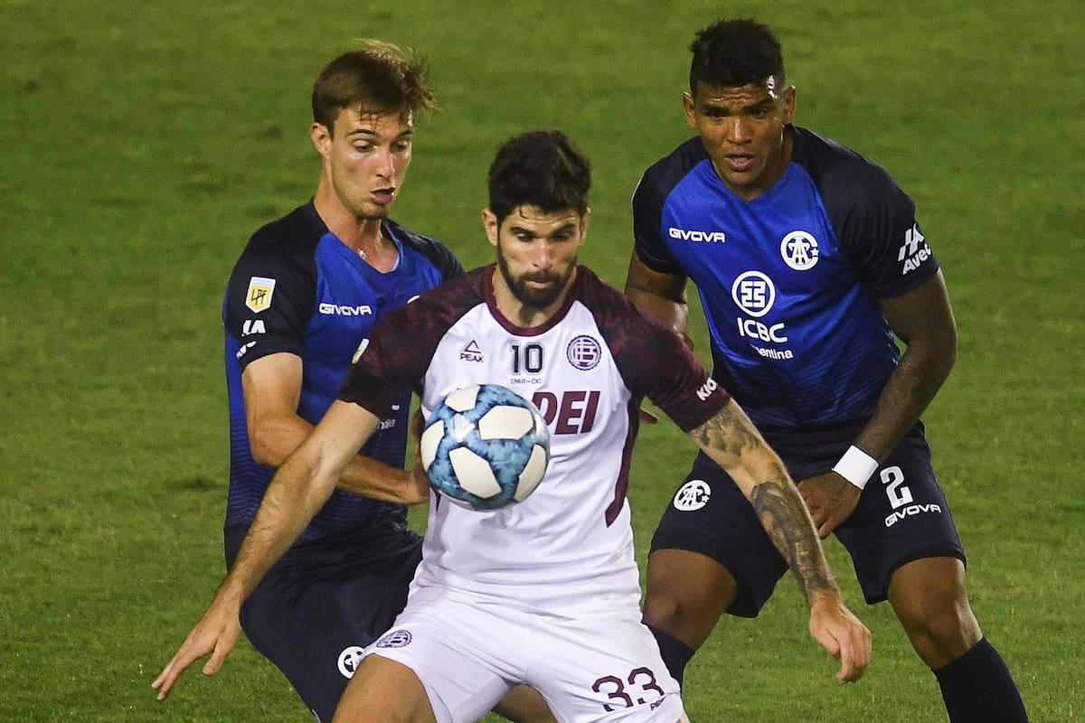 Escena del encuentro entre Lanús y Talleres en el estadio Néstor Díaz Pérez, por la quinta fecha del Grupo 4 de la Copa Diego Armando Maradona.