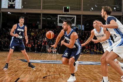Escena del partido amistoso entre Argentina Blanca y Argentina Celeste. Los jugadores del seleccionado argentino de básquetbol, que participarán en los próximos Juegos Panamericanos Lima 2019, efectuaron un ensayo a estadio repleto en el moderno estadio Dow Center