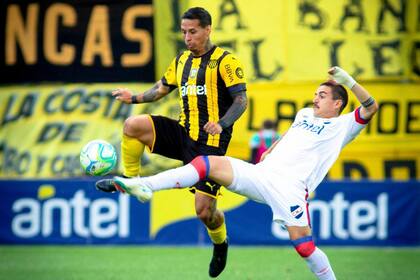 Una escena del clásico entre Peñarol y Nacional; tras ese partido se produjo el acto de indisciplina del plantel del Bolso