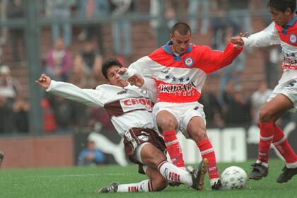 Cristian Ledesma soporta la marca en el último Argentinos-Platense, jugado el 30 de mayo de 1999 en Vélez.