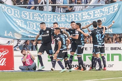 Escena del partido que disputan Atlético Tucumán y Gimnasia y Esgrima de La Plata.