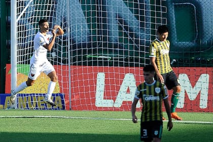 Gol de Nicolás Leguizamón ante Banfield, en el Sur, donde Colón de Santa Fe goleó por 3-0 por la 3° fecha de la Copa de la Liga