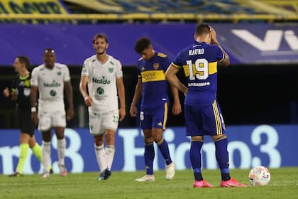 Escena del partido que disputan Boca Juniors y Sarmiento.