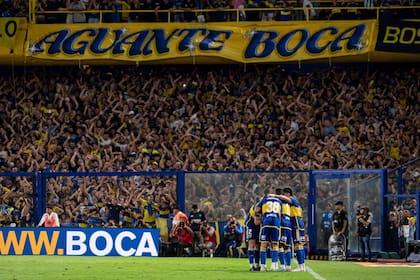 Escena del partido que disputan Boca Juniors y Racing Club
