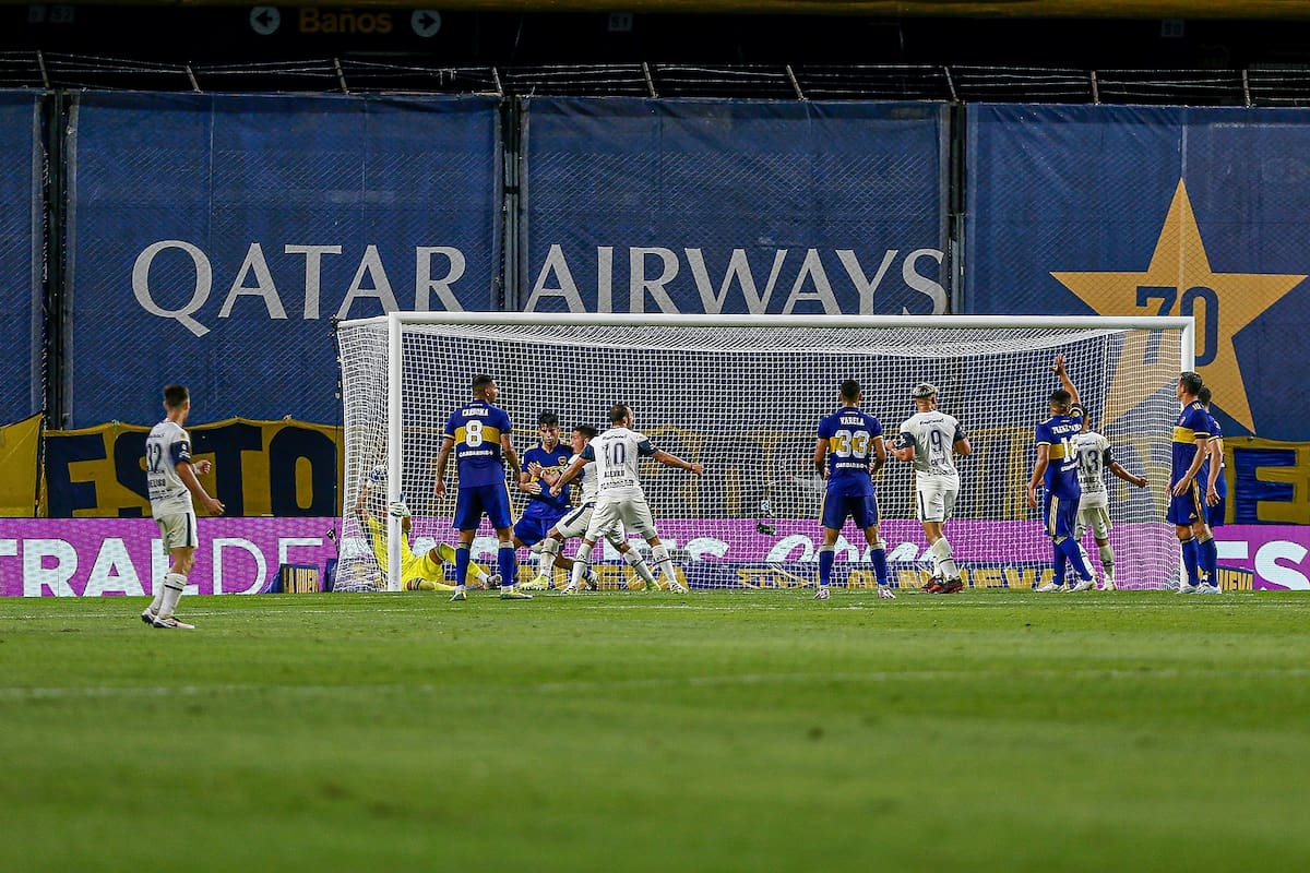 Escena del partido que disputan Boca Juniors y Gimnasia y Esgrima de La Plata.