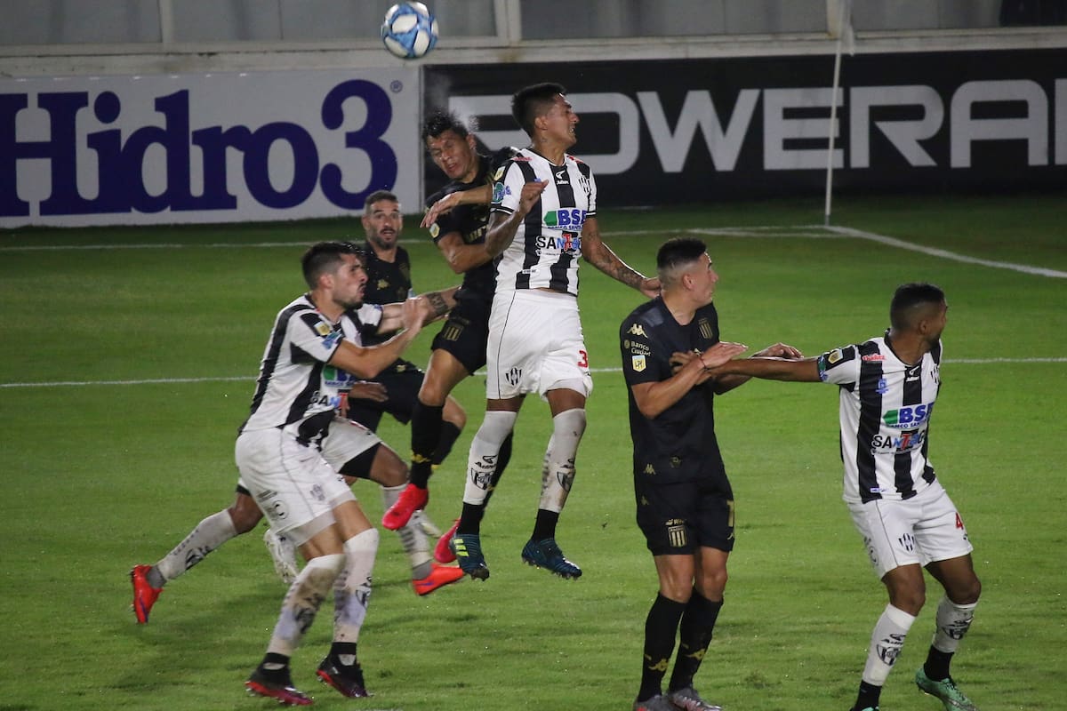 Escena del partido que disputan Central Córdoba de Santiago del Estero y Racing Club de Avellaneda.