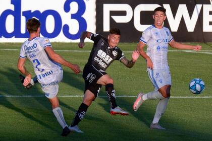 Escena del partido que disputan Central Córdoba y Godoy Cruz.