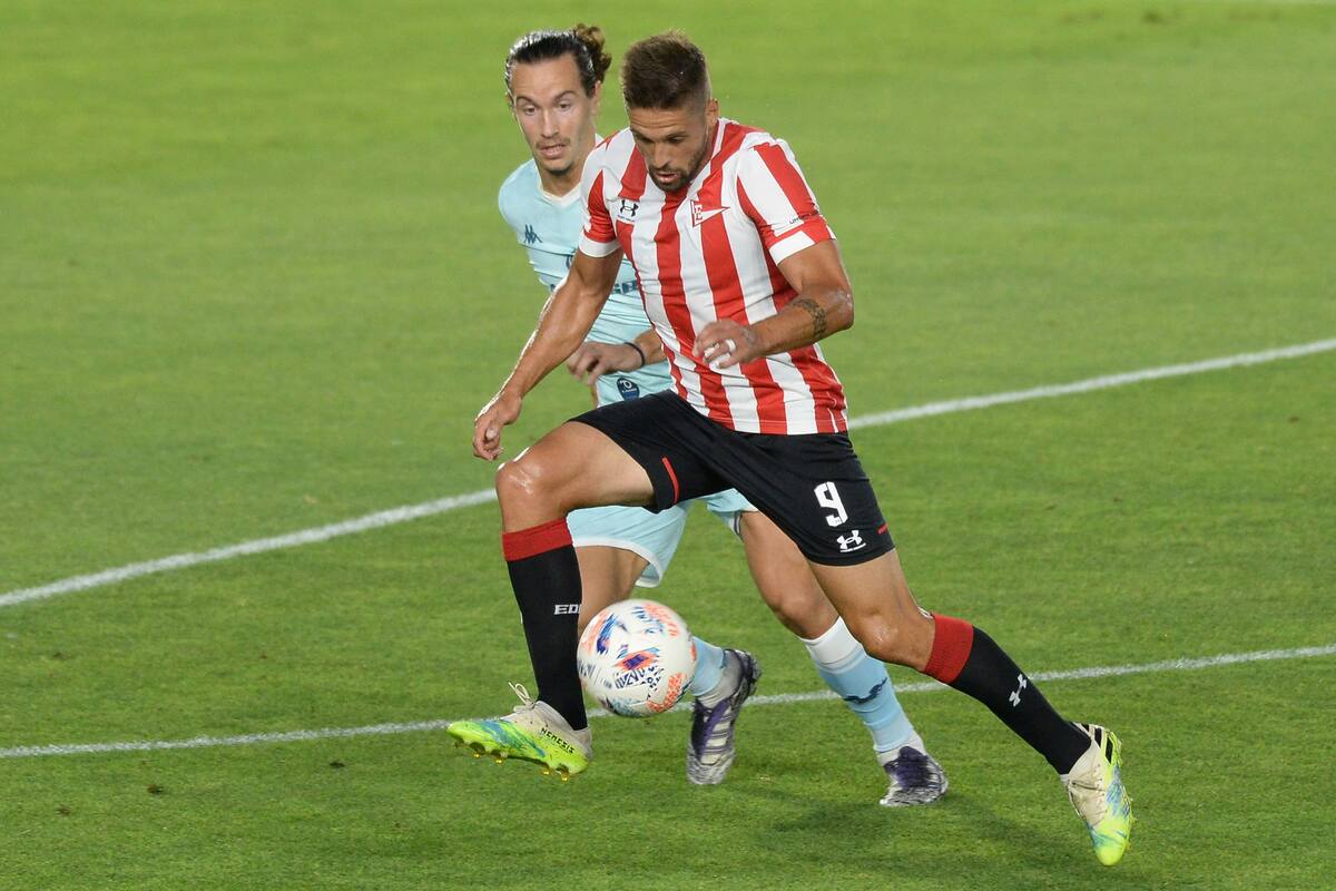 Escena del partido que disputan Estudiantes y Racing Club