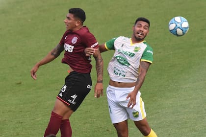 Cristian Torres (Lanús) frente a Héctor Martínez (Defensa y Justicia), en una pelota dividida del partido jugado en el Sur por la Zona Complementación de la Copa Maradona
