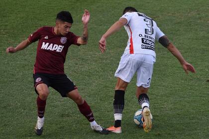 Escena del partido que disputan Patronato y Lanús.