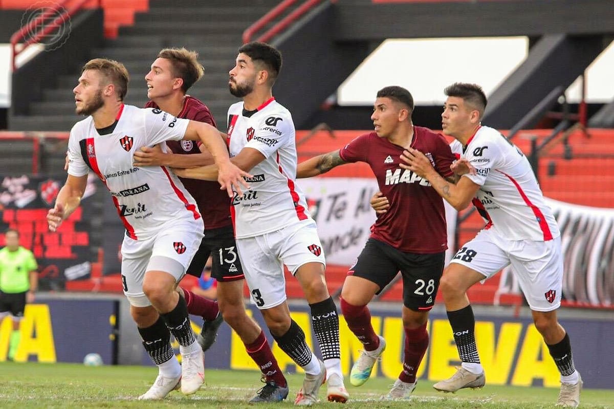 Escena del partido que disputan Patronato y Lanús.