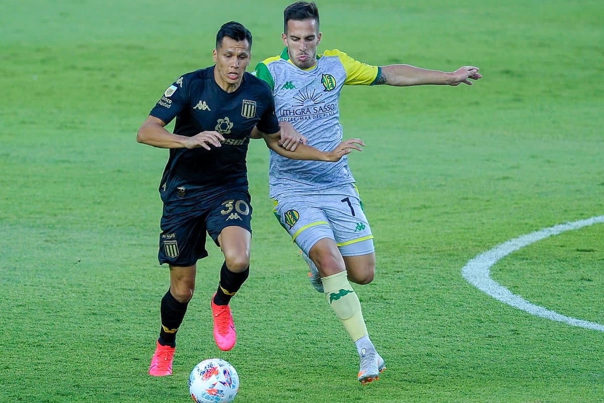 Escena del partido que disputan Racing Club y Aldosivi.