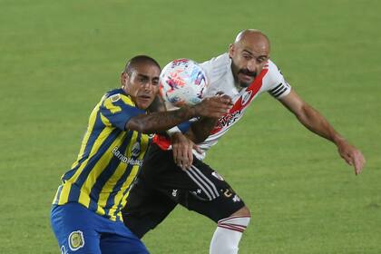 Escena del partido que disputan River Plate y Rosario Central.