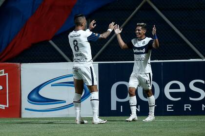 Ayala (8) envió el centro para el gol de cabeza Ramírez, que se acerca al abrazo; fue el primer gol de Gimnasia