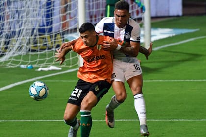 Martín Payero y Enzo Díaz disputan la pelota en el vibrante triunfo que logró Talleres sobre Banfield, en Córdoba; el Taladro se medirá con San Lorenzo y depende de sí mismo para clasificarse a la final de la Copa Diego Maradona
