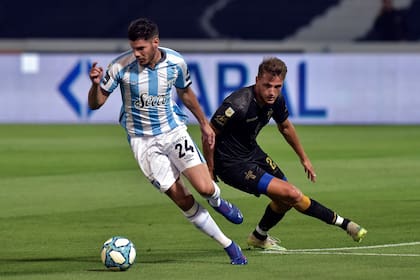 Escena del partido que disputan Talleres de Córdoba y Atlético de Tucumán.