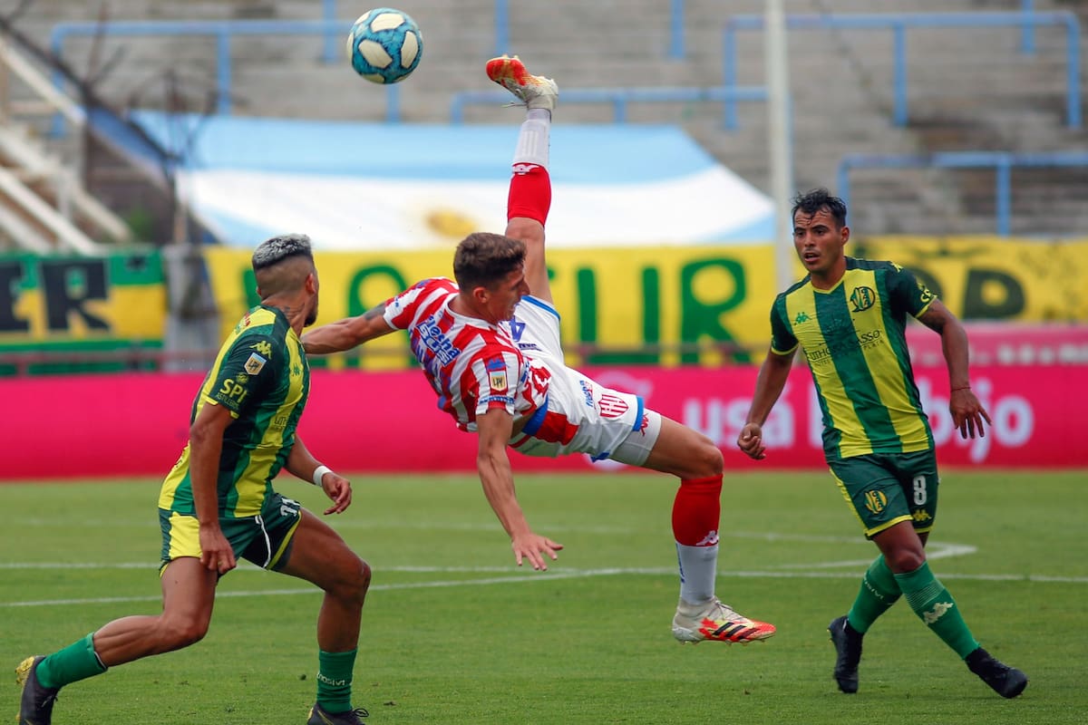 Escena del partido que disputan Unión de Santa Fe y Aldosivi por la Copa Diego Maradona.