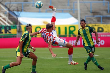Escena del partido que disputan Unión de Santa Fe y Aldosivi por la Copa Diego Maradona.