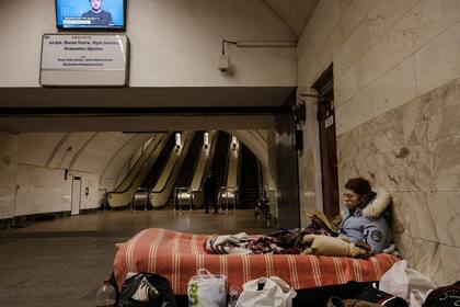 Escena en el subsuelo de una estación de tren utilizada como refugio en Kiev