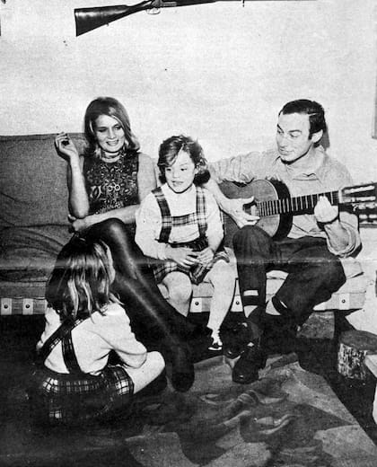 Escena familiar: Chunchuna junto a Horacio Molina y sus dos hijas, Inés (de frente) y Juana (de espaldas)
