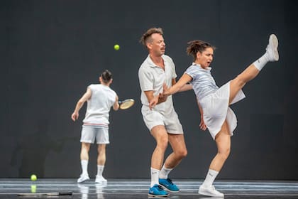 Escena inicial de "I feel you", por la compañía Dorky Park