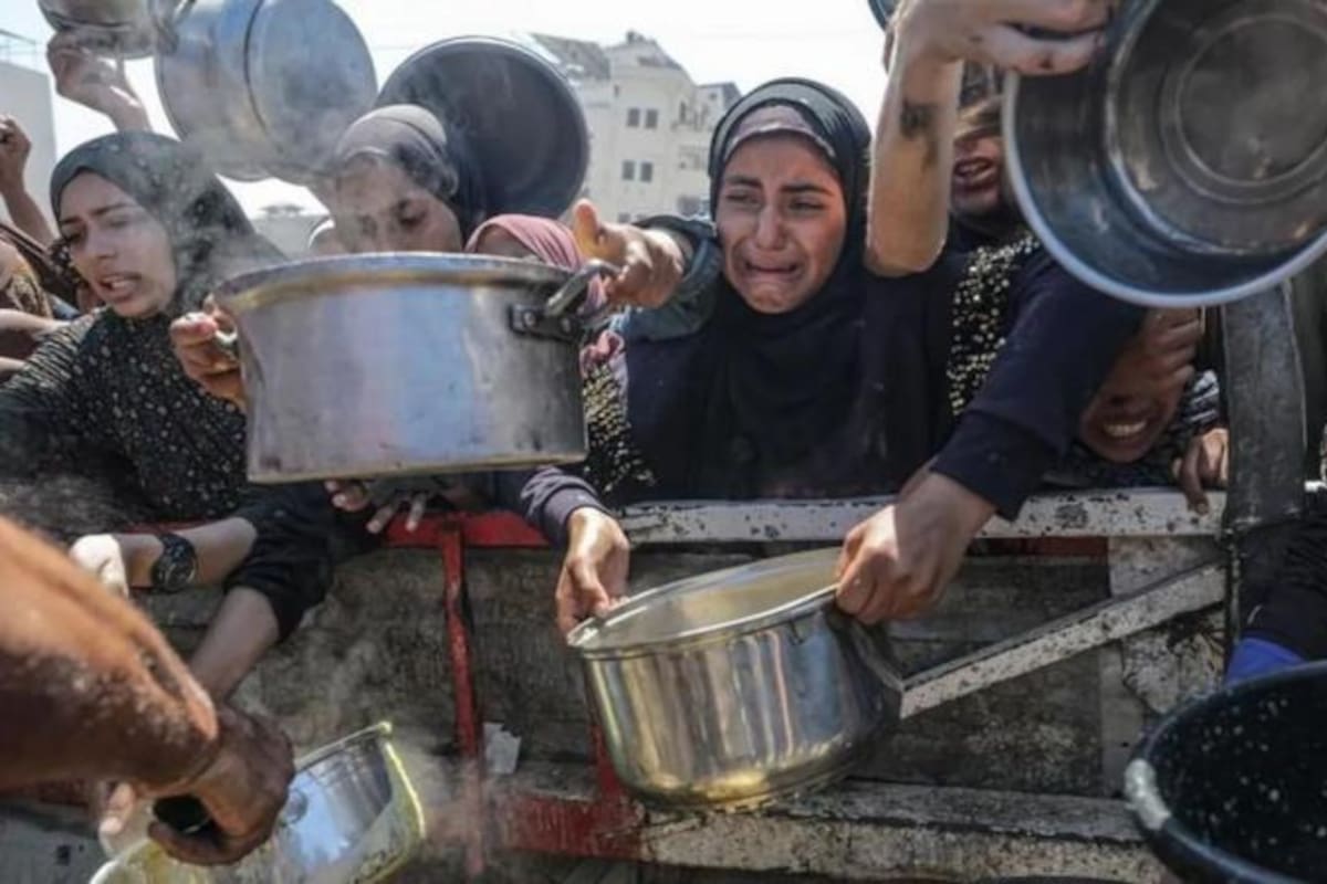 Escenas como estas llevaron a la condena de las restricciones israelíes a las entregas de ayuda.
