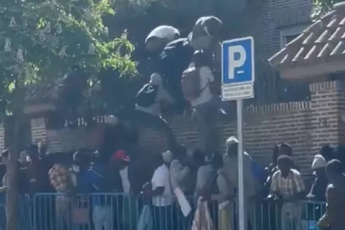 Escenas de la desesperación: decenas de inmigrantes asaltaron la embajada de Gambia en Madrid.