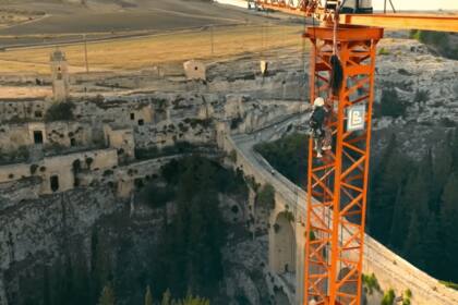 Escenas de riesgo: uno de los desafíos en altura de 007: rumbo al millón