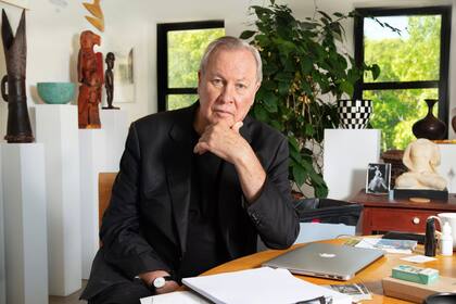 Escenógrafo, diseñador de iluminación para teatro y ópera, performer y artista visual