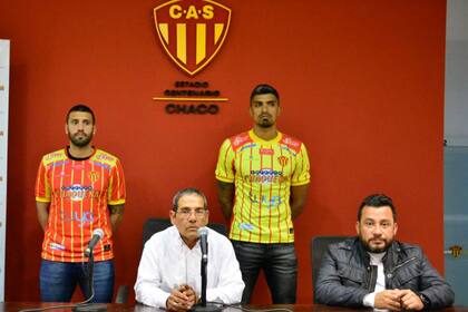 Escobar (de blanco) exteriorizó su enojo por el cambio de programación que forzó River