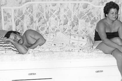 Escobar duerme tras una fiesta por su cumpleaños; a su lado, Ligia Henao, su cuñada