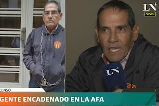 Escándalo en el ascenso: un dirigente se encadenó en la puerta de la AFA