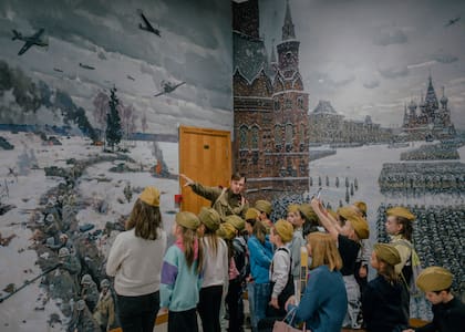 Escolares durante una visita al "Museo de la Victoria", en Moscú, el 16 de febrero de 2023. Una nueva generación está siendo educada para adoptar valores patrióticos desde una edad temprana.