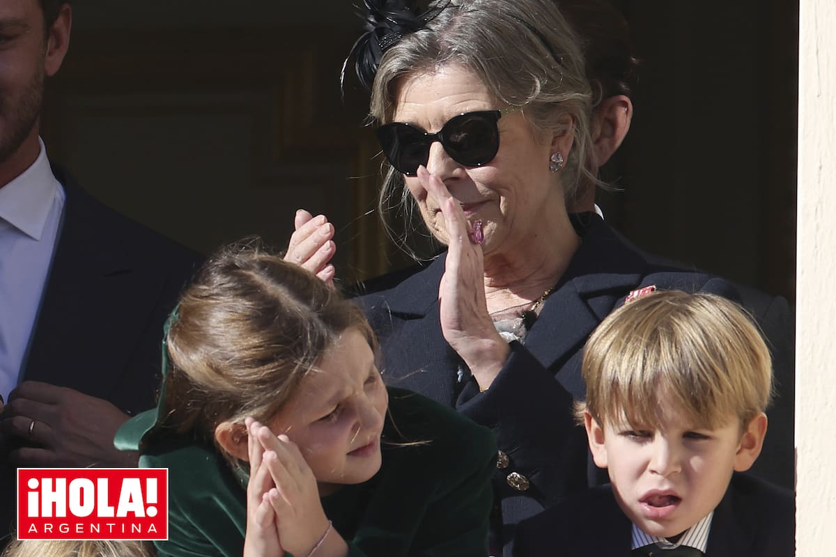 Escoltada por India y Maximilian, Carolina disfruta de su rol de abuela mientras aplaude el desfile militar.