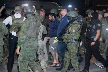 Escoltado por soldados y policías, Adolfo "Fito" Macías, líder de la banda Choneros, llega a Guayaquil, Ecuador, tras ser recapturado, el miércoles 25 de junio de 2025.