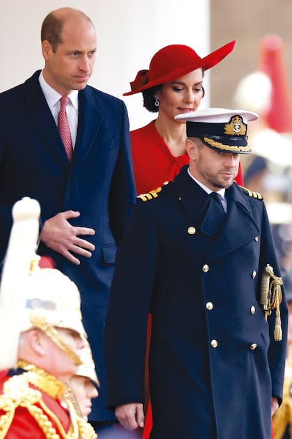 Escoltados por Dixon, los príncipes de Gales asistieron a la ceremonia de
bienvenida del presidente
de la República de Corea,
en noviembre de 2023,
en Londres