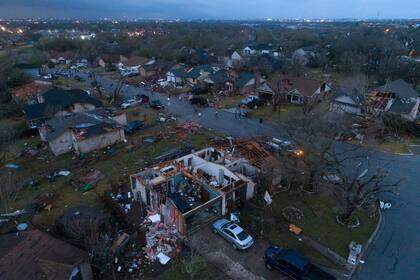 Escombros cubren las calles del 9no distrito, el martes 22 de marzo de 2022, en Nueva Orleans, tras el paso de una fuerte tormenta. (AP Foto/Gerald Herbert)