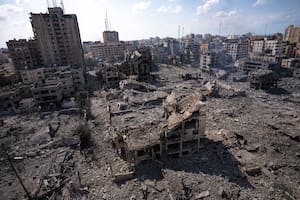 Escombros de edificios destruidos por un ataque aéreo israelí, el 10 de octubre de 2023, en Ciudad de Gaza. (AP Foto/Fatima Shbair, Archivo)